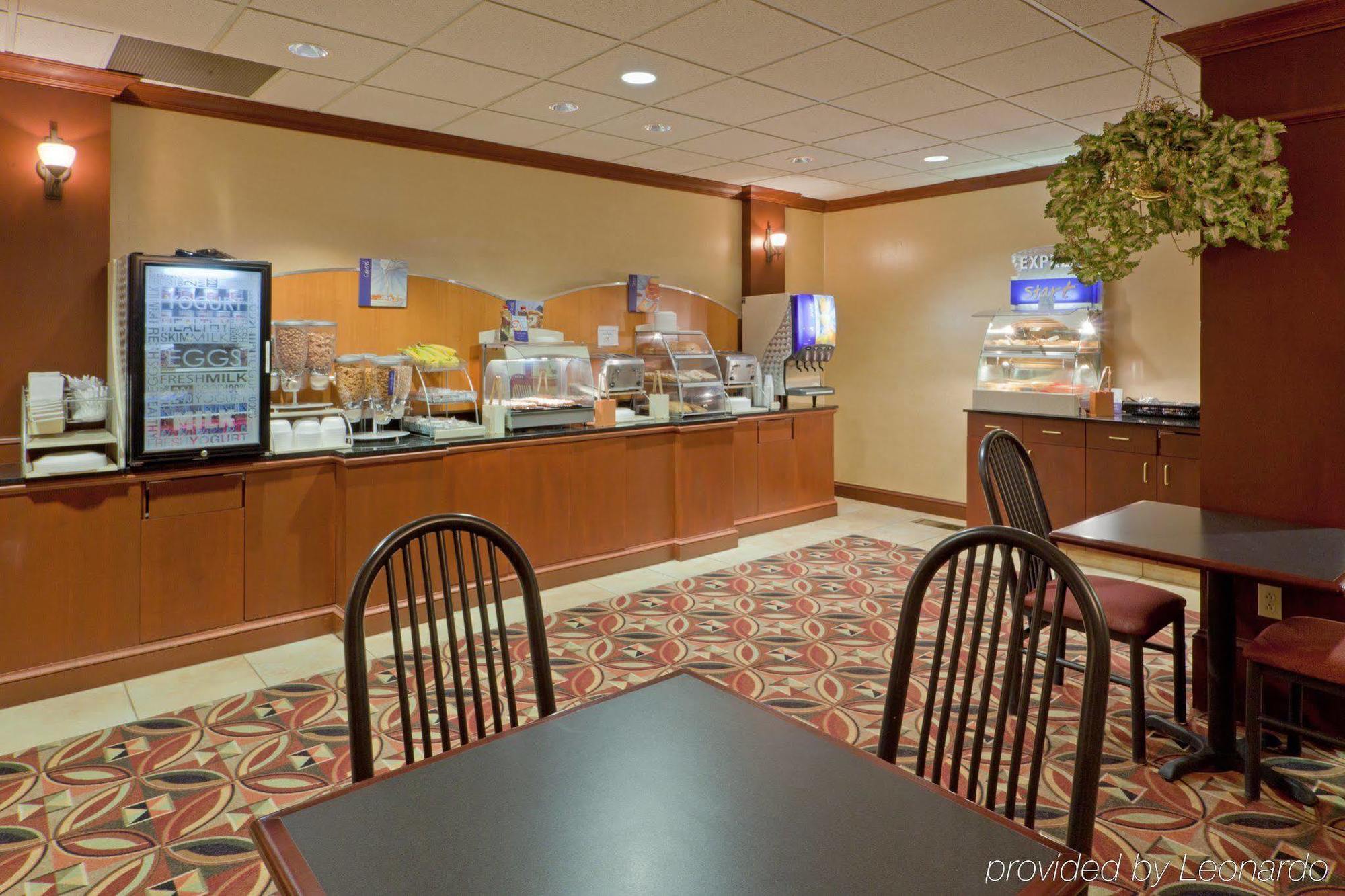 Holiday Inn Express Hotel & Suites Kent State University Restaurant photo